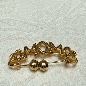 Gold 'MOM' Brooch